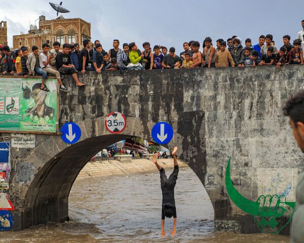 イエメン首都・サナアで、大雨で増水した排水路に飛び降りるの若者 - Sputnik 日本