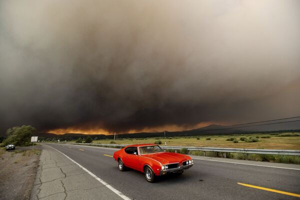 米カリフォルニア州チェスターで、森林火災から避難する車 - Sputnik 日本