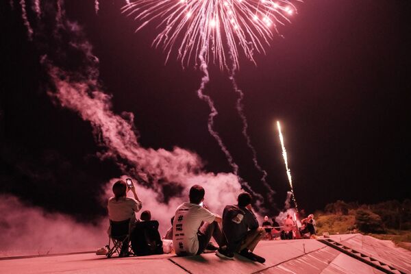 福島県南相馬市で、津波の後に再建された防潮堤で花火を見る人々 - Sputnik 日本