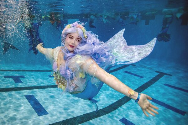 バージニア州マナサスで行われた「マー・マジック・コン」で、人魚に扮し水中でポーズをとる女性 - Sputnik 日本