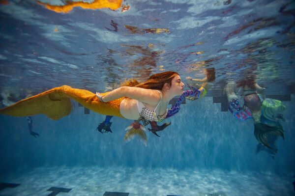 バージニア州マナサスで行われた「マー・マジック・コン」で、人魚に扮しプールを泳ぐ参加者たち - Sputnik 日本