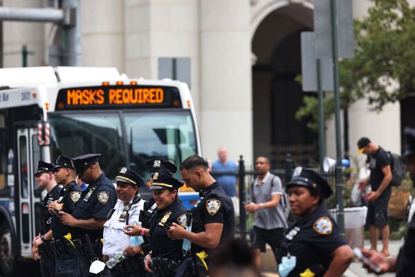 ワクチンの義務化反対デモでマンハッタンのニューヨーク市庁舎前に集まった市民らを見守るニューヨーク市警察 - Sputnik 日本