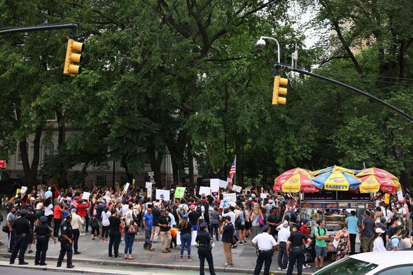 ワクチンの義務化反対デモでマンハッタンのニューヨーク市庁舎前に集まった市民ら - Sputnik 日本