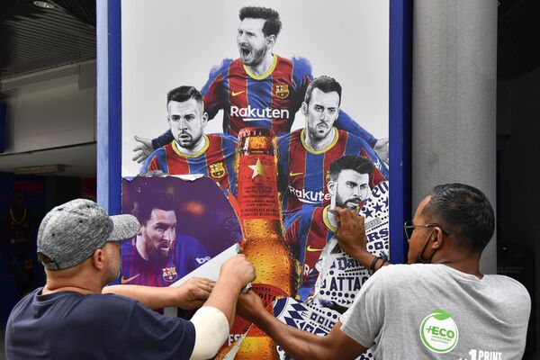 スペイン・バルセロナのサッカースタジアム「カンプ・ノウ」で、リオネル・メッシ選手が描かれたポスターを撤去する作業員ら - Sputnik 日本