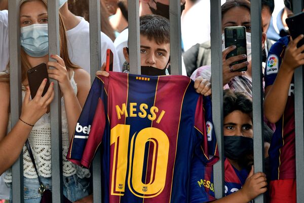 スペイン・バルセロナのサッカースタジアム「カンプ・ノウ」で、リオネル・メッシ選手の会見中に外に集まったサポーターら - Sputnik 日本