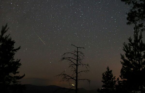 ボスニア・ヘルツェゴビナのゼニツァ上空で見られたペルセウス座流星群の流れ星 - Sputnik 日本