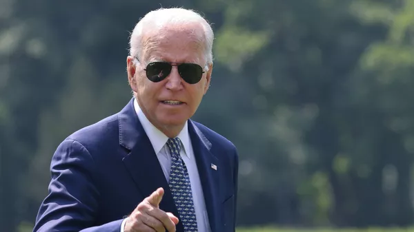 U.S. President Joe Biden gestures towards members of the media as he arrives at the White House following a stay in Delaware, in Washington, U.S., August 10, 2021. - Sputnik 日本