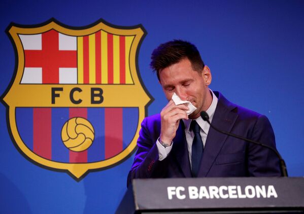スペイン・バルセロナで、サッカークラブ「FCバルセロナ」の記者会見中に涙を見せるリオネル・メッシ選手 - Sputnik 日本