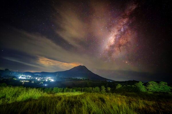 再び噴火したインドネシア・北スマトラ州のシナブン山 - Sputnik 日本