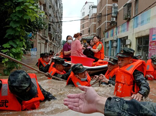 中国・湖北省湖州市で、大雨による洪水で立ち往生した住民をボートで避難させる民兵ら - Sputnik 日本