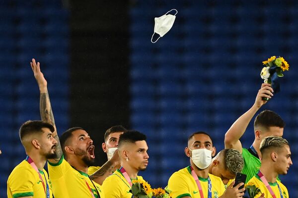 東京五輪・男子サッカーの表彰式で、マスクを投げて金メダルを獲得を喜ぶブラジル代表のドウグラス・ルイス選手（左から2番目） - Sputnik 日本