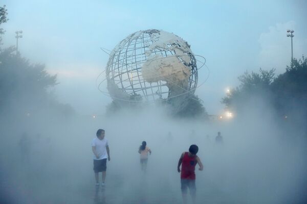 米ニューヨーク市クイーンズ区で、熱波に見舞われる中、フラッシング・メドウズ・コロナ・パークで遊ぶ子どもたち - Sputnik 日本