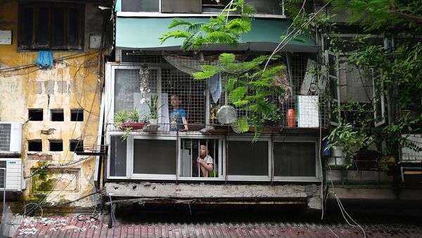Дети смотрят на пустые улицы из дома во время локдауна в Ханое, Вьетнам - Sputnik 日本
