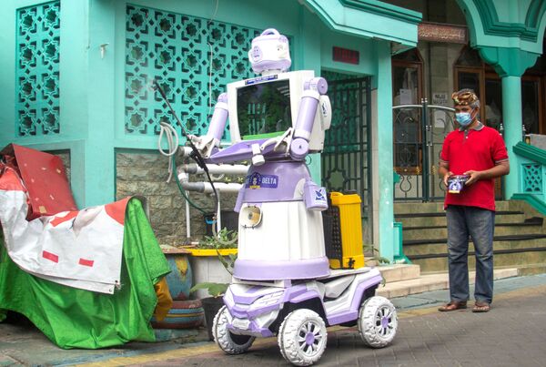インドネシア・東ジャワ州で、家庭用品で作られたロボットを操作する住民 - Sputnik 日本