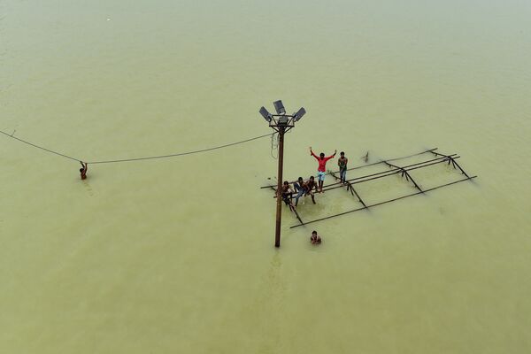 インド・アラーハーバードで、川が氾濫し水没した建物の上で遊ぶ少年ら - Sputnik 日本