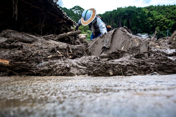 佐賀県武雄市で、大雨によって発生した土砂崩れの現場で作業にあたる建設会社の社員 - Sputnik 日本