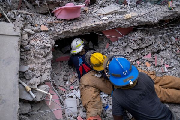 南西部のレ・カイで、地震で倒壊したホテルの瓦礫の下で生存者を探す消防隊員ら - Sputnik 日本