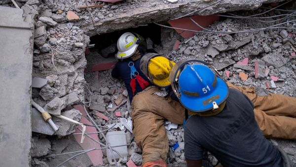 ハイチ南西部のレ・カイで、地震で倒壊したホテルの瓦礫の下で生存者を探す消防隊員ら - Sputnik 日本