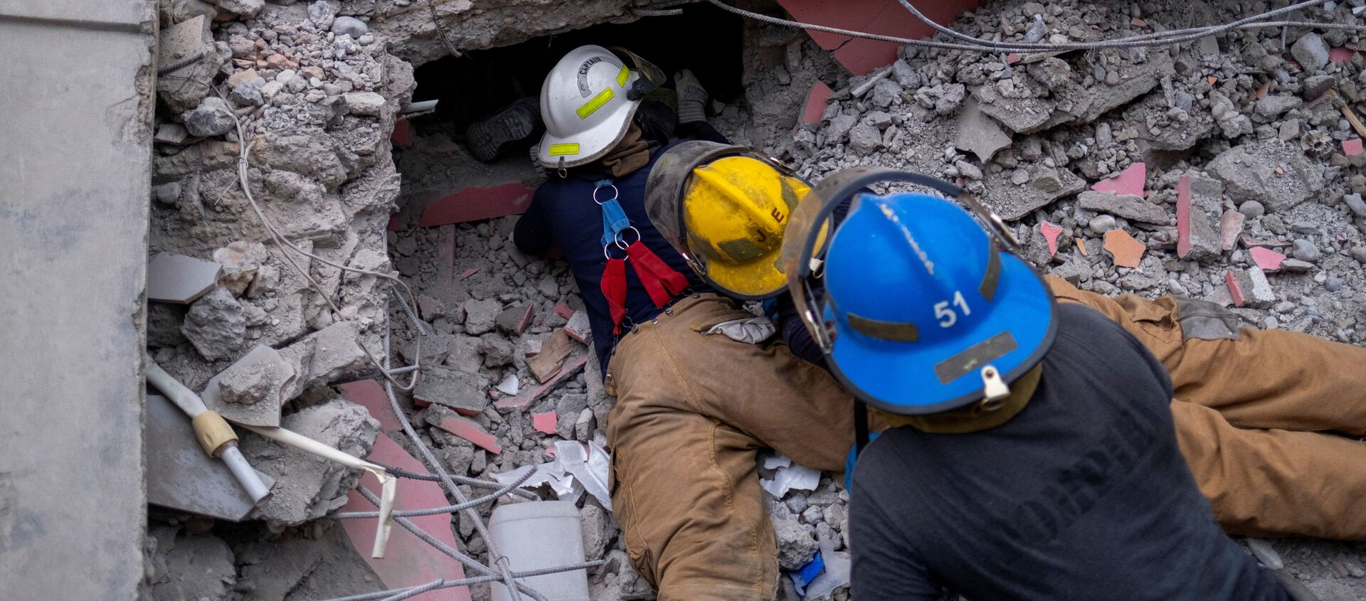 ハイチ南西部のレ・カイで、地震で倒壊したホテルの瓦礫の下で生存者を探す消防隊員ら - Sputnik 日本, 1920, 17.08.2021
