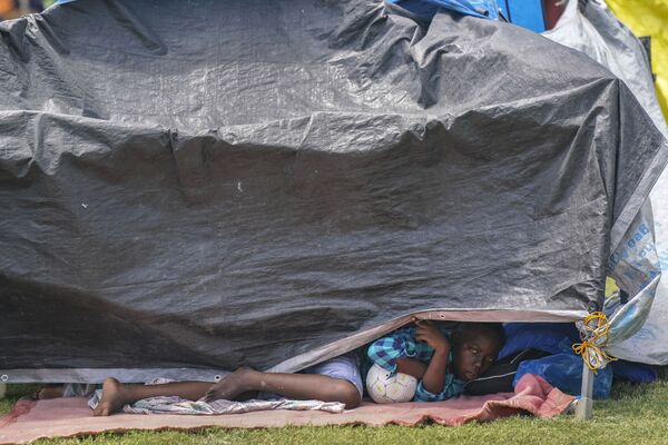 南西部のレ・カイで、被災者キャンプに設置されたテントの中に身を寄せる子ども - Sputnik 日本