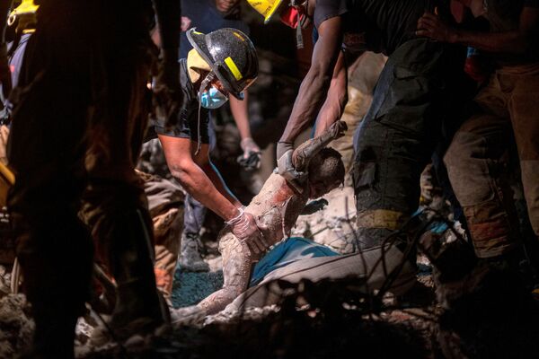 地震で倒壊したホテルの瓦礫の下から男児の遺体を回収する消防隊員 - Sputnik 日本