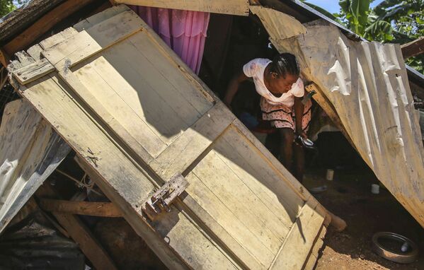 南西部のレ・カイで、地震で倒壊した自宅の瓦礫の上を歩く女性 - Sputnik 日本