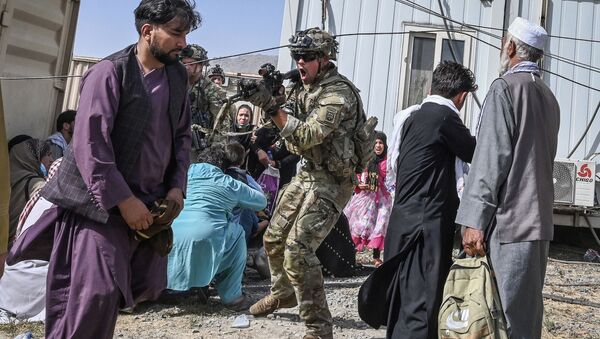 カブール国際空港で、アフガニスタン人に銃口を向ける米兵 - Sputnik 日本