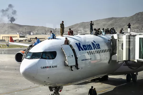 カブールの空港に駐機する飛行機の上に登る人々 カブールの空港に駐機する飛行機の上に登る人々 - Sputnik 日本