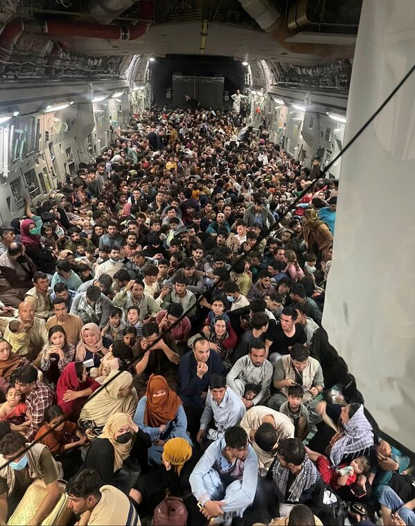 約640人のアフガン人をカタールへ運ぶ米空軍の輸送機「C-17グローブマスターIII」 - Sputnik 日本