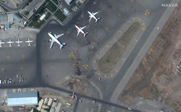 カブール国際空港の滑走路に集まる人々を捉えた航空写真 - Sputnik 日本