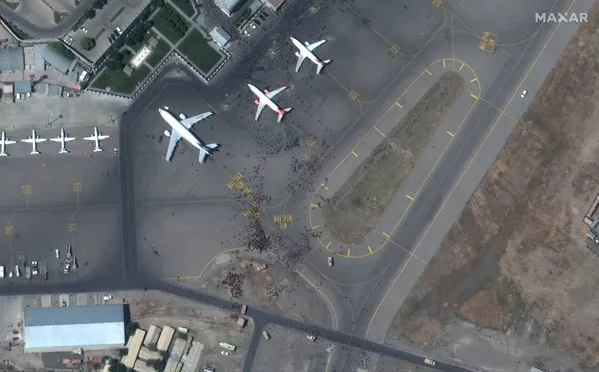 カブール国際空港の滑走路に集まる人々を捉えた航空写真 カブール国際空港の滑走路に集まる人々を捉えた航空写真 - Sputnik 日本