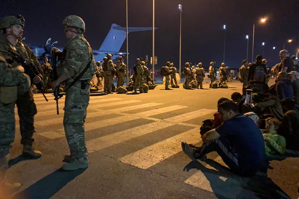 カブール国際空港で、軍用機への搭乗をフランス人とアフガン人同僚の見張りをするフランス人兵士 カブール国際空港で、軍用機への搭乗をフランス人とアフガン人同僚の見張りをするフランス人兵士 - Sputnik 日本