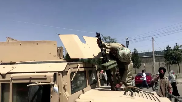 カブールにある空港の外で、装甲車の上で銃を装填するタリバンの戦闘員 カブールにある空港の外で、装甲車の上で銃を装填するタリバンの戦闘員 - Sputnik 日本