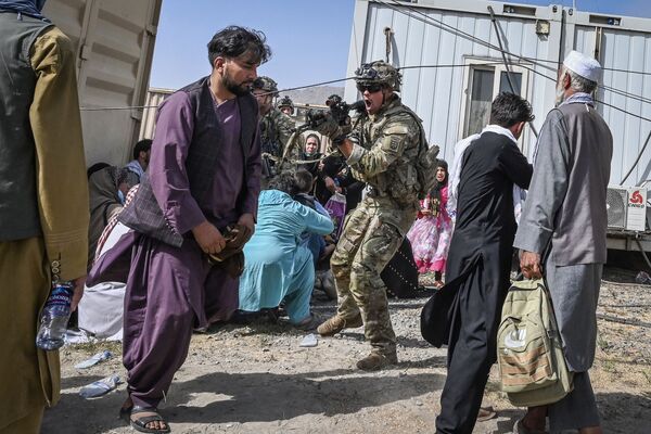カブール国際空港で、アフガニスタン人に銃口を向ける米兵 - Sputnik 日本