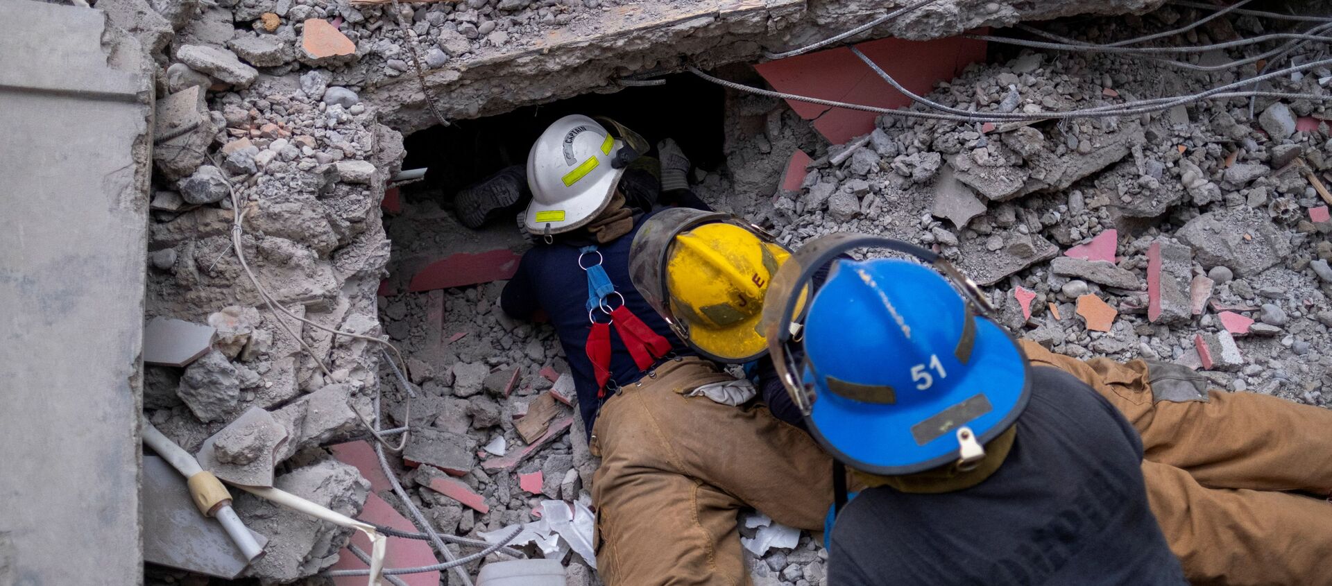 Поиск выживших под обломками разрушенного отеля после землетрясения магнитудой 7,2 в Ле-Ке, Гаити - Sputnik 日本, 1920, 18.08.2021