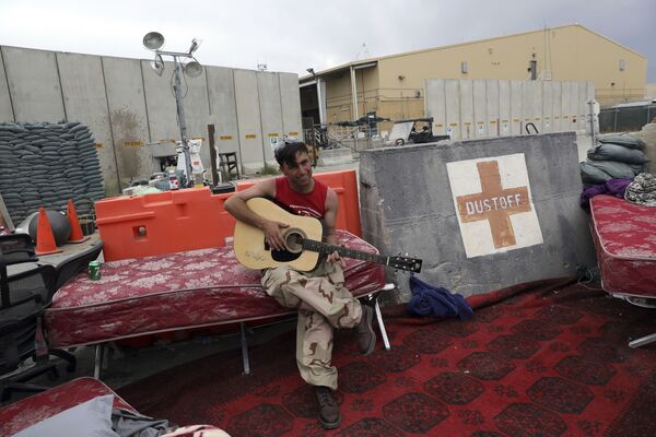 パルワン州にある米国のバグラム空軍基地で、米軍が残したギターを弾くアフガン兵士 - Sputnik 日本
