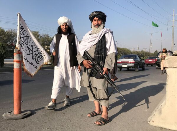 カブールにあるアフガニスタン内務省の外で、M16自動小銃を構えるタリバン戦闘員 - Sputnik 日本