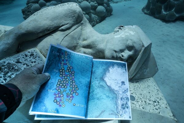 キプロスのアヤ・ナパ沖の海底にオープンした彫刻美術館「MUSAN」に展示されている作品 - Sputnik 日本