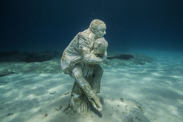 キプロスのアヤ・ナパ沖の海底にオープンした彫刻美術館「MUSAN」に展示されている作品 - Sputnik 日本