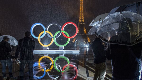 パリのトロカデロ広場でオリンピックリングを撮影する観光客たち - Sputnik 日本