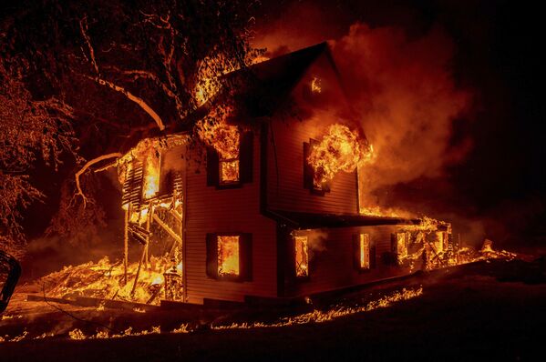 森林火災が発生している米カリフォルニア州ジェーンズビルで、炎に包まれる家屋 - Sputnik 日本