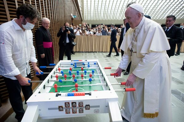 バチカンのパウロ6世記念ホールで行われた一般謁見で、テーブルサッカーをするローマ教皇フランシスコ - Sputnik 日本
