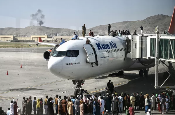 アフガニスタンのカブール国際空港で、飛行機の上によじ登る人々 - Sputnik 日本
