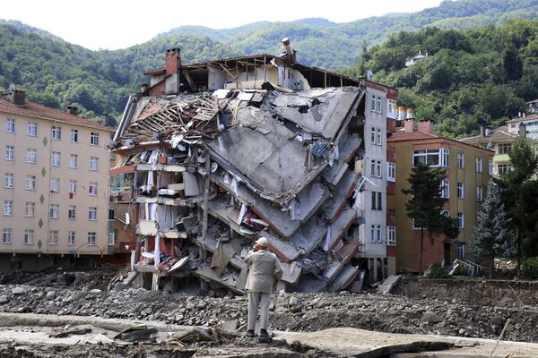 トルコ・カスタモヌ県で、大雨による洪水で半壊した建物 - Sputnik 日本