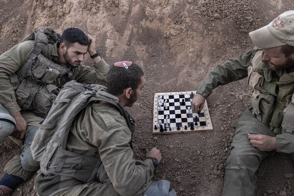 パレスチナ自治区・ガザ地区のイスラエル国境近くでチェスをするイスラエル兵士ら - Sputnik 日本