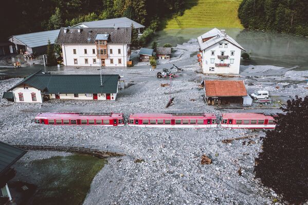 オーストリア・ザルツブルク近郊で、大雨による洪水で立ち往生した列車 - Sputnik 日本