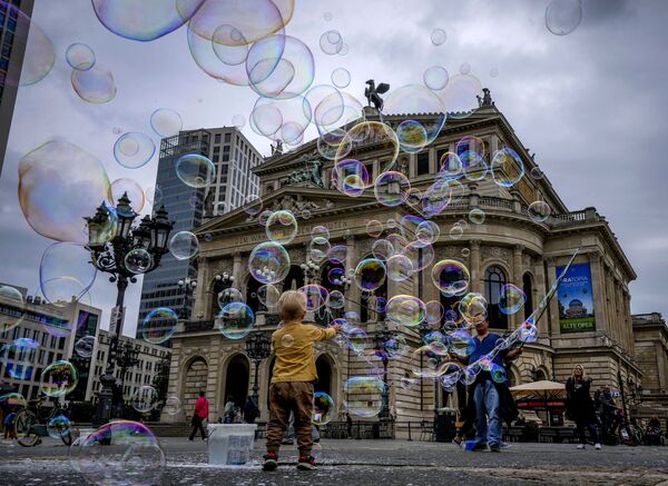 ドイツ・フランクフルトの旧オペラ座前で、アーティストが作ったシャボンで遊ぶ少年 - Sputnik 日本