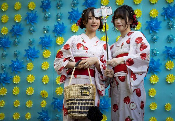 日本・東京にある浅草寺で、浴衣を着てセルフィー（自撮り）を撮る女性ら - Sputnik 日本