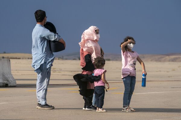 スペイン・マドリードにあるトレホン・デ・アルドス空軍基地に到着したアフガニスタンからの避難民 - Sputnik 日本
