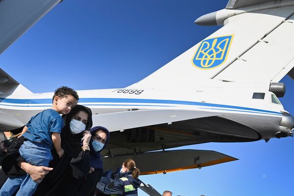 ウクライナ・キエフ近郊にあるボルィースピリ国際空港に到着したアフガニスタンからの避難民 - Sputnik 日本